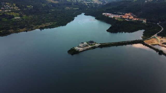 Video- dron  QUICKSHOT sobre lago  