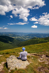 Fototapeta na wymiar Girl hiker in the mountains with a beautiful view of the Carpathians.