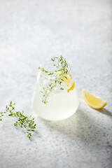 Obraz na płótnie Canvas Thyme and lemon daiquiri cocktail