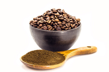 Obraz premium coffee powder with brazilian coffee seeds in clay bowl isolated on white background.