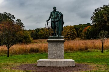 Obraz premium George Washington Statue in Autumn, Valley Forge National Historical Park, Pennsylvania, USA