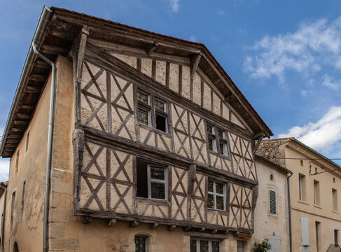 Sauveterre de Guyenne (Gironde, France) - Maison pittoresque &agrave; colombages