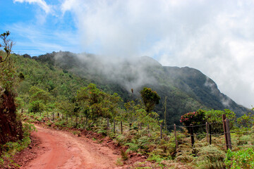 Las Nubes y Su amor con las Montañas