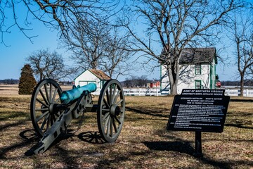 Fototapeta na wymiar Cannon and Farmhouse on Gettysburg Battlefield, Pennsylvania, USA