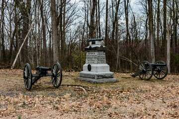 Cannon and Monuments on Powers Hill, Gettysburg National Military Park, Pennsylvania, USA - obrazy, fototapety, plakaty