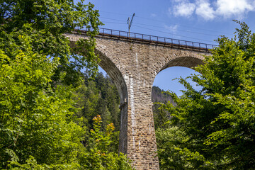 Fototapeta na wymiar Brücke über Tal im Wald
