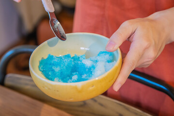 自宅でカキ氷を作る家族