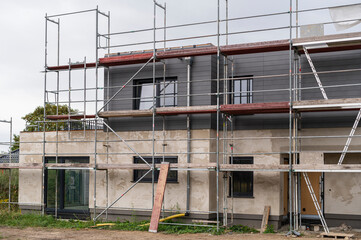 Am Neubau eines Eigenheims steht noch das Baugerüst