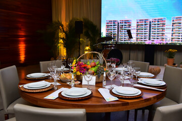restaurant table setting for business dinner
