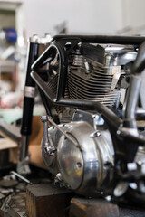 Ein moderner Motorradmotor im Rahmen