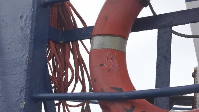 Roter Rettungsring an Fischerboot