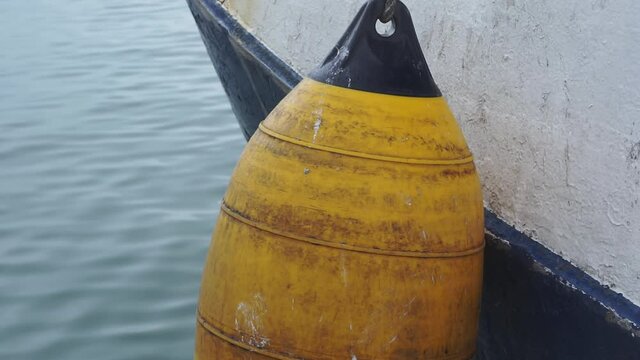 Boje an Fischerboot im ruhigen Hafen