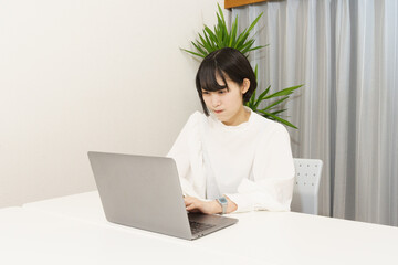 オフィスワーク、女性