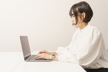 Fototapeta premium オフィスワーク、女性