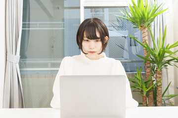 オフィスワーク、女性