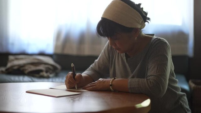 手紙を書く女性