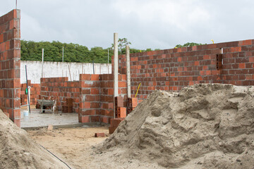 Casa em início de construção com tijolos