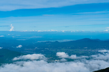 山梨県、静岡県にある富士山を登山する風景 A view of climbing Mt. Fuji in Yamanashi and Shizuoka Prefectures.