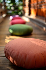 お寺で座禅を組むためのクッション