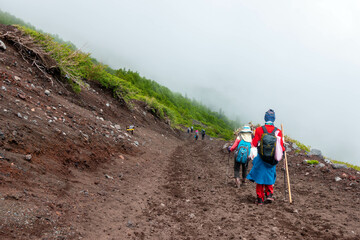 山梨県、静岡県にある富士山を登山する風景 A view of climbing Mt. Fuji in Yamanashi and Shizuoka Prefectures.