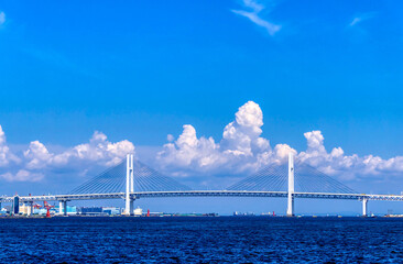 Fototapeta premium 横浜風景 真夏 ベイブリッジと湧き上がる積乱雲