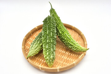 ザルに盛られたゴーヤ