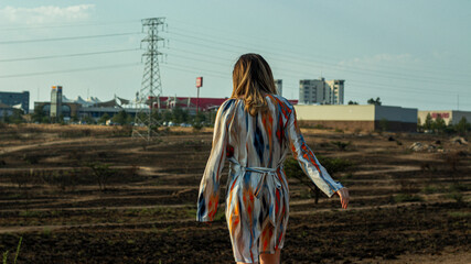 Mujer caminando hacia la ciudad
