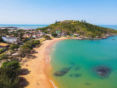 Vis&atilde;o a&eacute;rea da praia de Setiba, na regin&atilde;o norte de guarapari, mostando um dia ensolarado com barraquinhas e uma praia tropical deserta. Turismo no Esp&iacute;rito Santo.