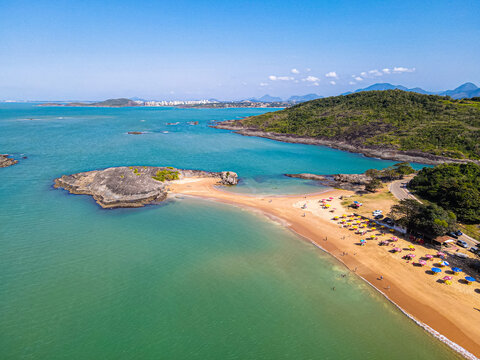 Vis&atilde;o a&eacute;rea da praia de Setiba, na regin&atilde;o norte de guarapari, mostando um dia ensolarado com barraquinhas e uma praia tropical deserta. Turismo no Esp&iacute;rito Santo.