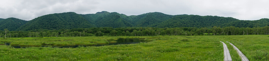 福島県、新潟県、群馬県にある尾瀬ヶ原をハイキングしている風景 Scenery of hiking in Ose-ga-hara in Fukushima, Niigata and Gunma prefectures.