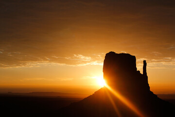 アメリカ・ユタ州アリゾナ州のモニュメントバレーにて朝日とミトンビュート