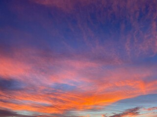 Fototapeta premium グラデーションがきれいな夕焼け空とドラマチックな雲
