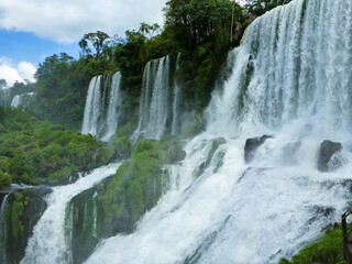 アルゼンチン・ブラジル国境エリアのイグアスの滝にて大小無数の滝と森林
