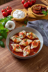 pasta conchiglioni con ricotta e pomodoro