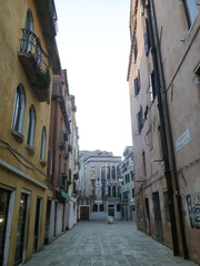 イタリア・ヴェネツィアにて朝の街歩きにて冬の静寂な通り