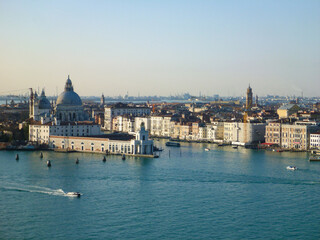 イタリア・ヴェネツィアにてアドリア海と市街地の中を走る大運河カナルグランデ