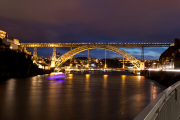 Fototapeta na wymiar Puente Don Luis I (Oporto-Portugal)