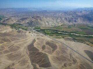 セスナ機で上空からナスカの地上絵近くのアンデス山脈の眺め