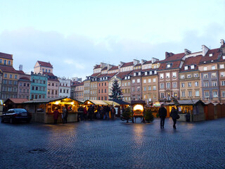 ポーランド・クラクフの中央市場広場にて夕方のクリスマスマーケット夕方の様子