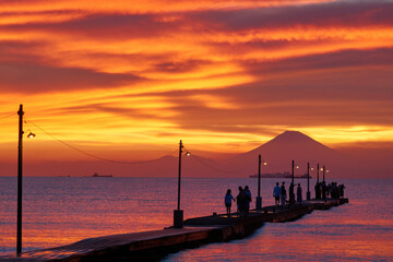 凄い夕焼けのレトロ桟橋と富士山　原岡海岸