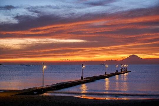 凄い夕焼けのレトロ桟橋と富士山　原岡海岸