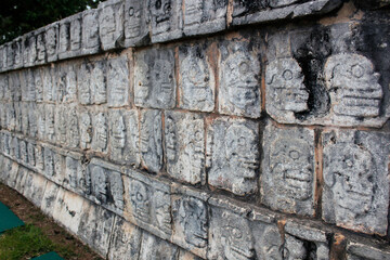 メキシコ・チチェンイッツァにて宗教儀式用の頭蓋骨が並ぶ壁画装飾ツォンパントリ