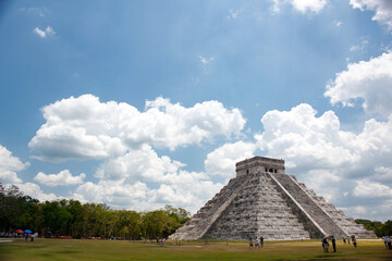 メキシコ・チチェンイッツァにてマヤ文明遺跡のピラミッド周辺エリアの近景