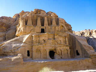 ヨルダン・ペトラ遺跡にてオベリスクの墓と快晴の青空
