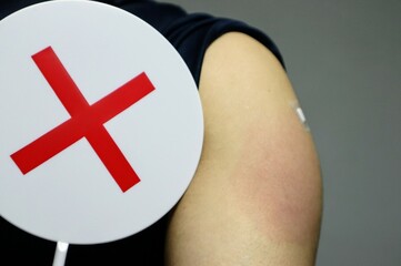 コロナワクチン接種後に副反応で腕が赤くなった人物