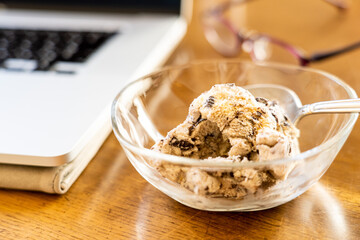 ガラスの器に入ったアイスクリーム