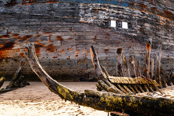 Stare wraki łodzi, Bretania, Francja - obrazy, fototapety, plakaty