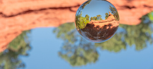 Vue du sentier des ocres à Roussillon dans le Lubéron à travers une boule de cristal, Provence, sud de la France.	