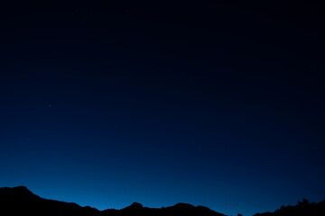 夜明け前の星空と稜線／長野県川上村
