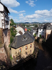 Stadt Saarburg an der Saar - inmitten von Weinbergen in Rheinland-Pfalz